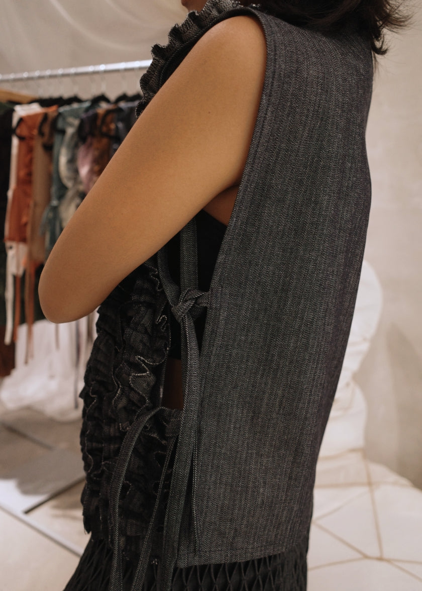 ruffle bib - textured denim