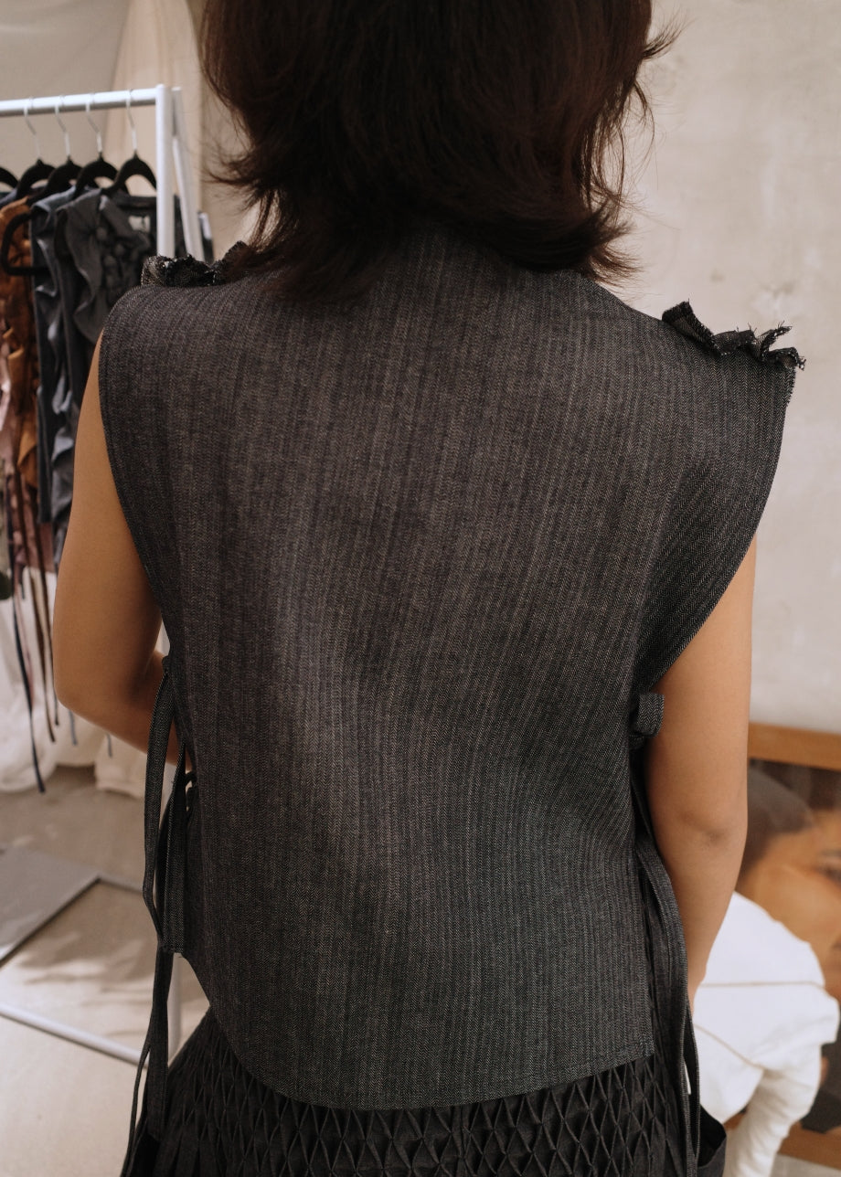 ruffle bib - textured denim