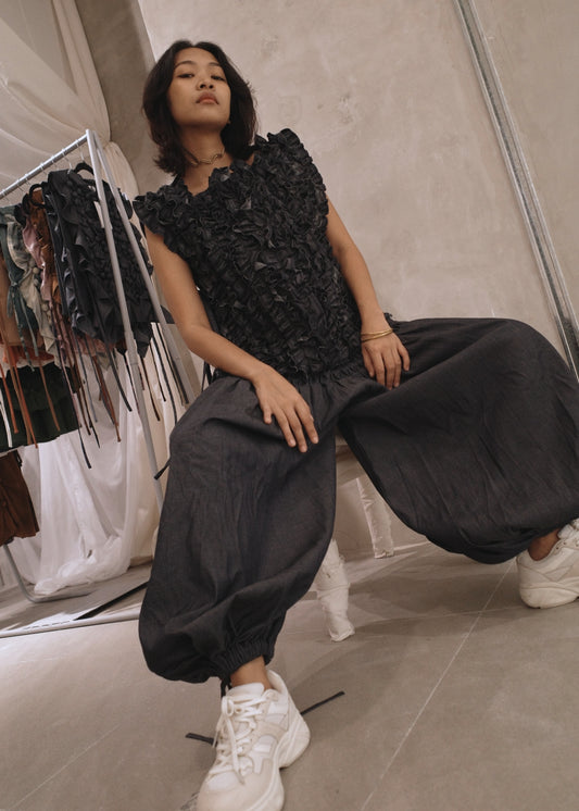 ruffle bib - textured denim