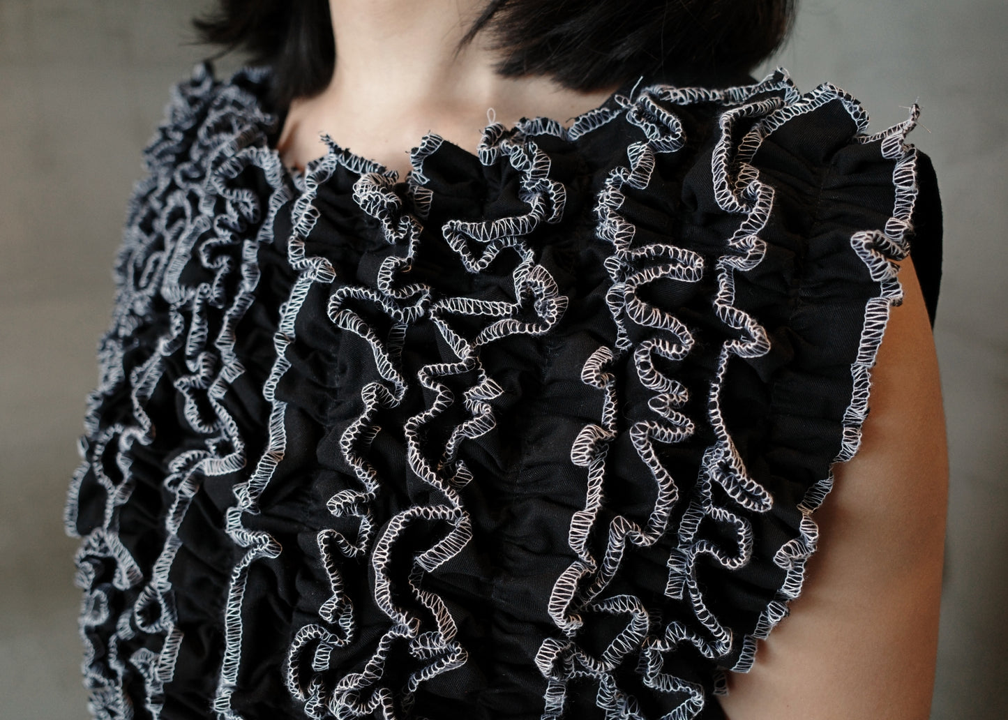 ruffle bib XL - black soft twill