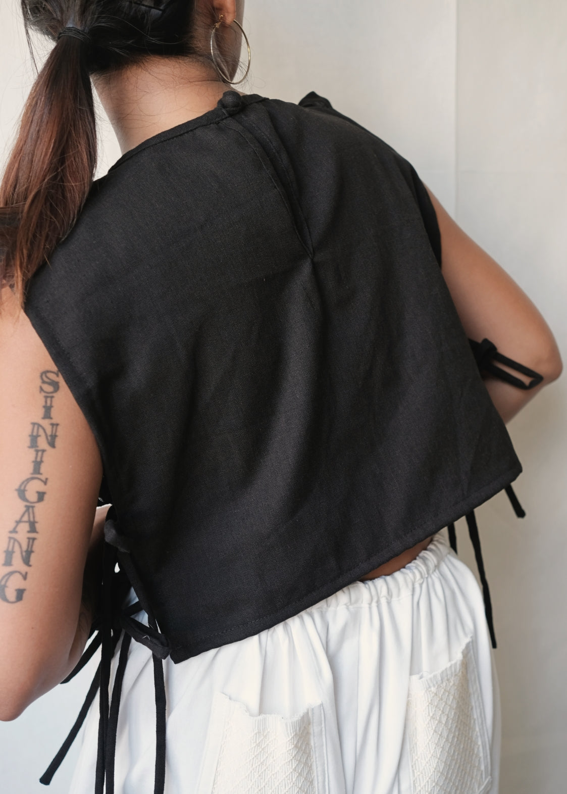 weave bib - black