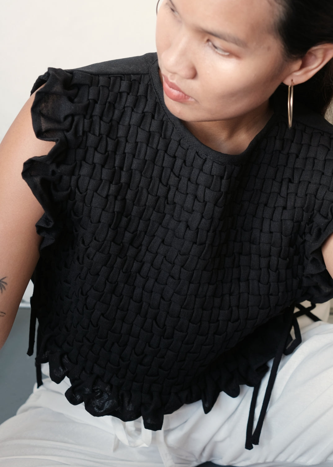 weave bib - black