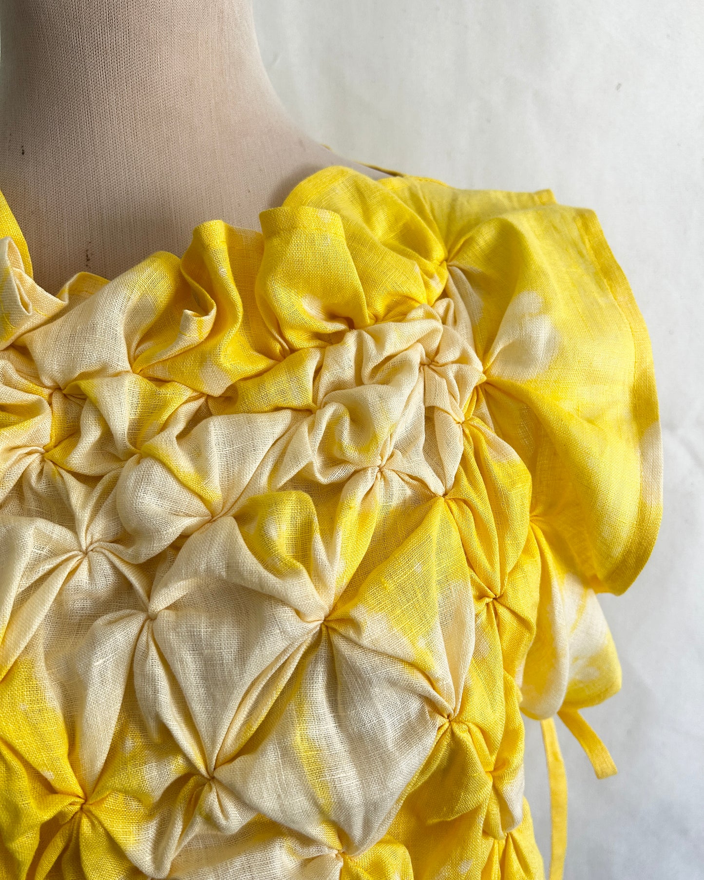 no. 33 pucker bib lemon