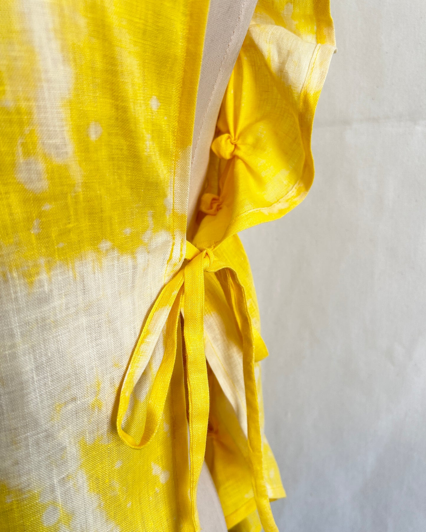 no. 33 pucker bib lemon