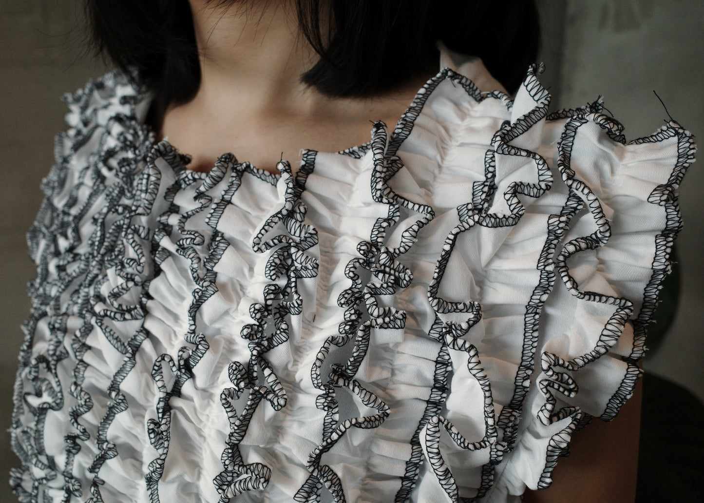 ruffle bib XL - white soft twill