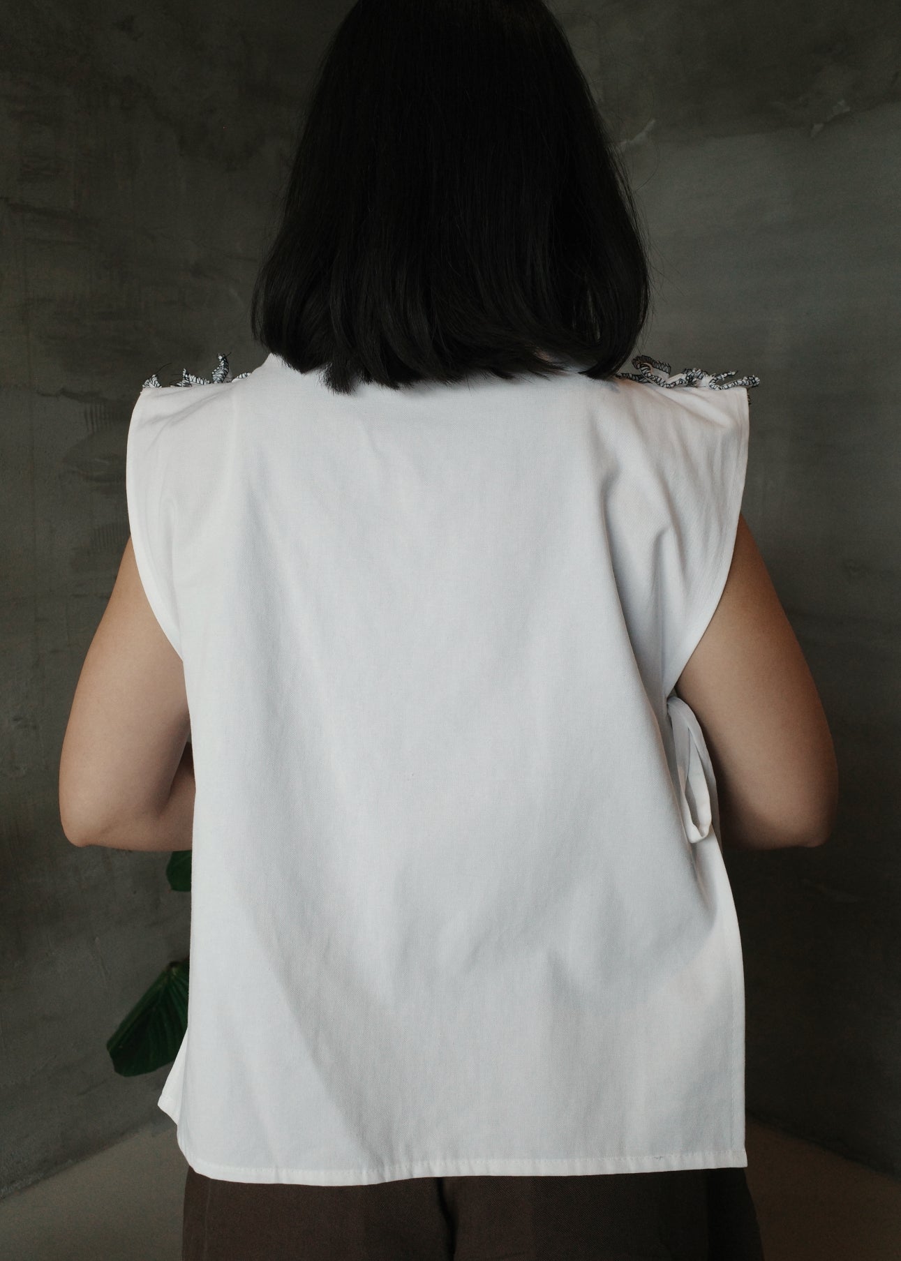 ruffle bib XL - white soft twill