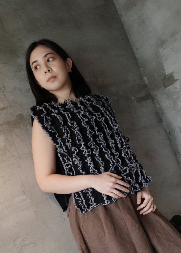 ruffle bib XL - black soft twill