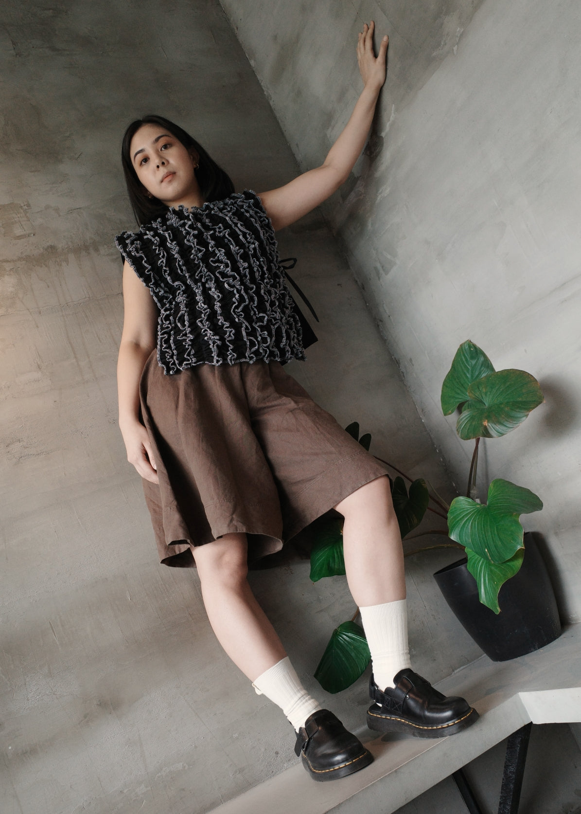 ruffle bib XL - black soft twill