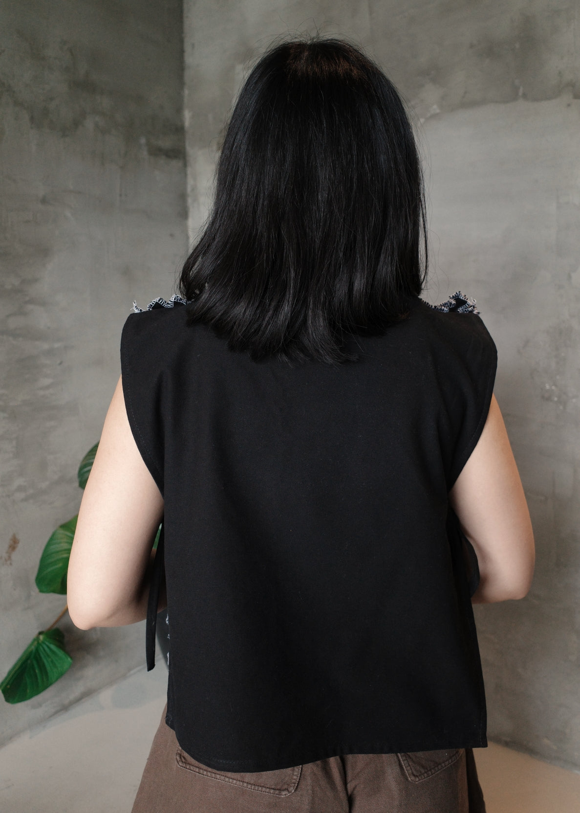 ruffle bib - black soft twill