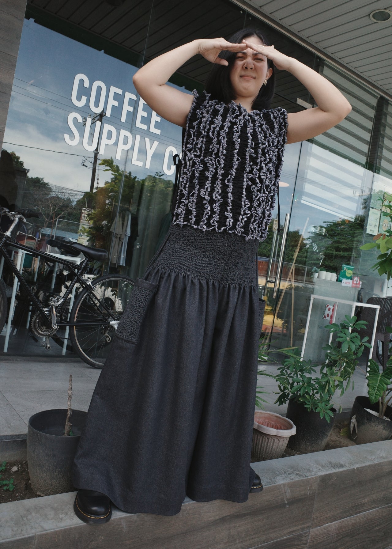 ruffle bib - black soft twill