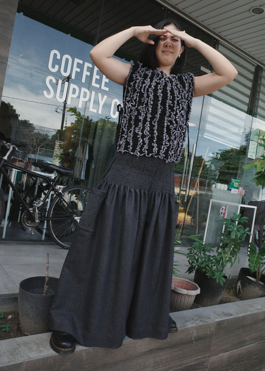 ruffle bib - black soft twill