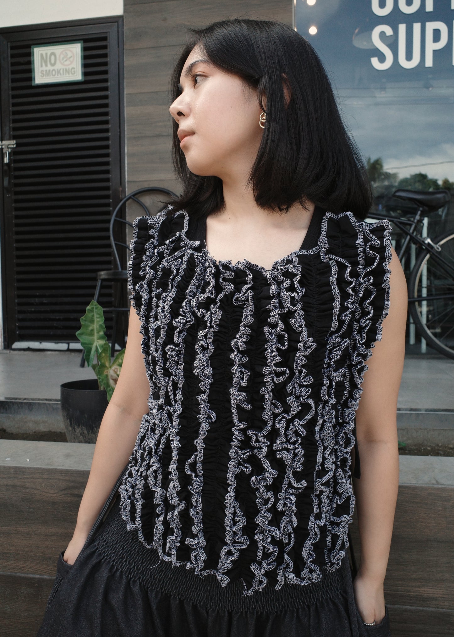 ruffle bib - black soft twill