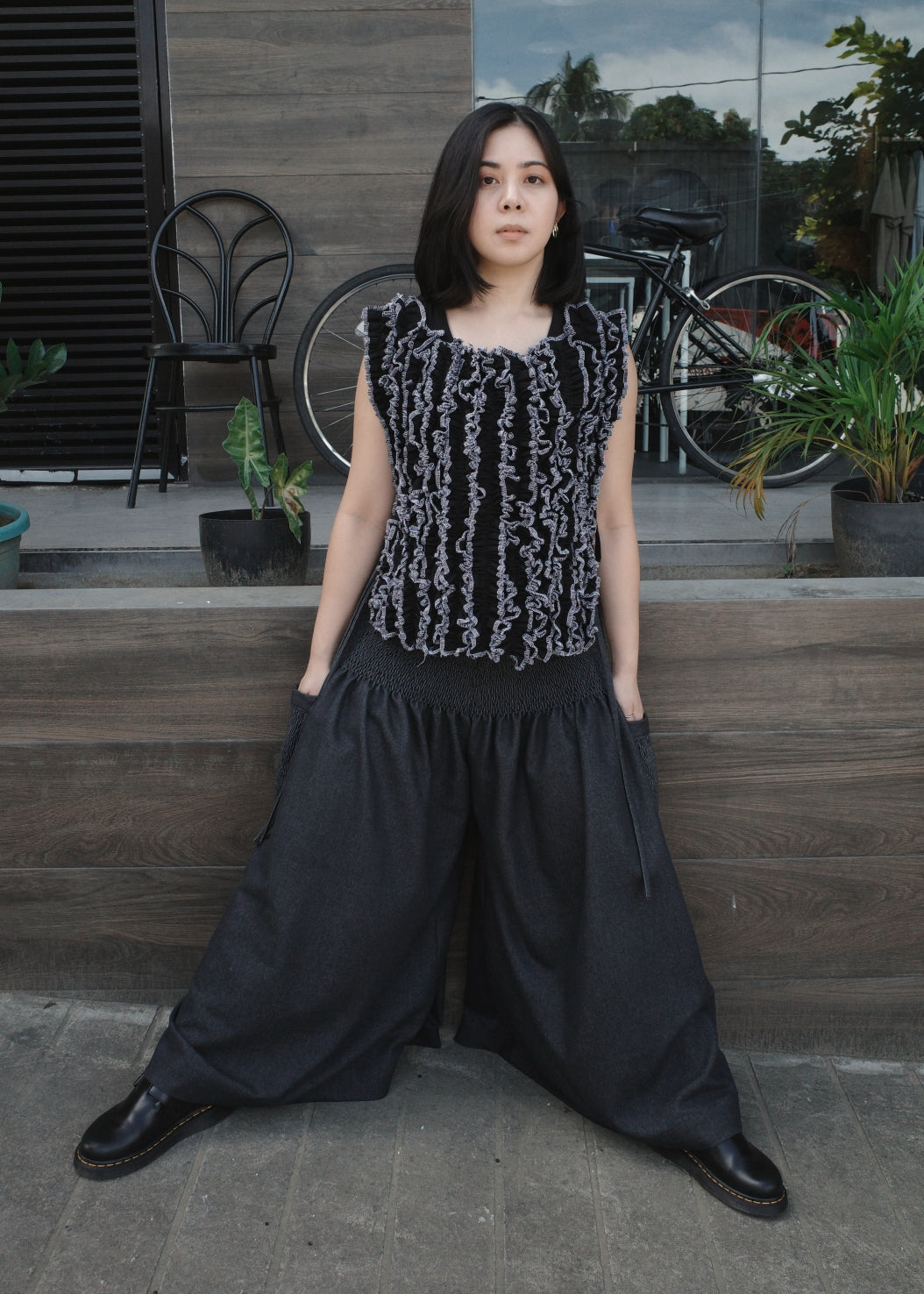 ruffle bib - black soft twill