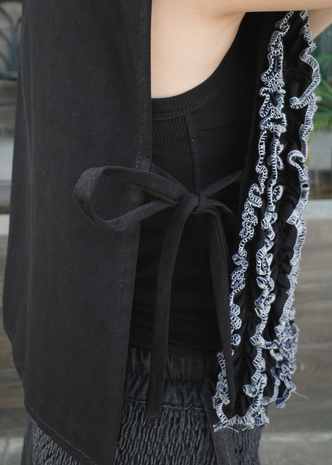 ruffle bib - black soft twill