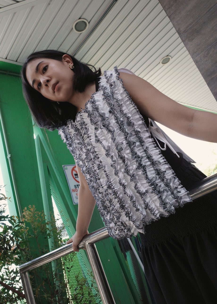 ruffle bib - white soft twill