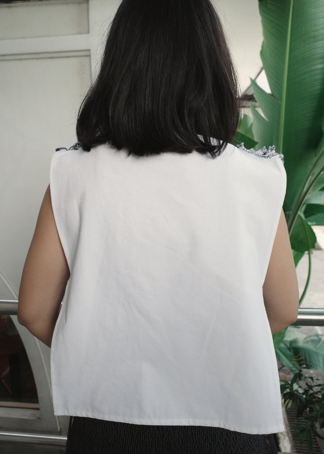 ruffle bib - white soft twill