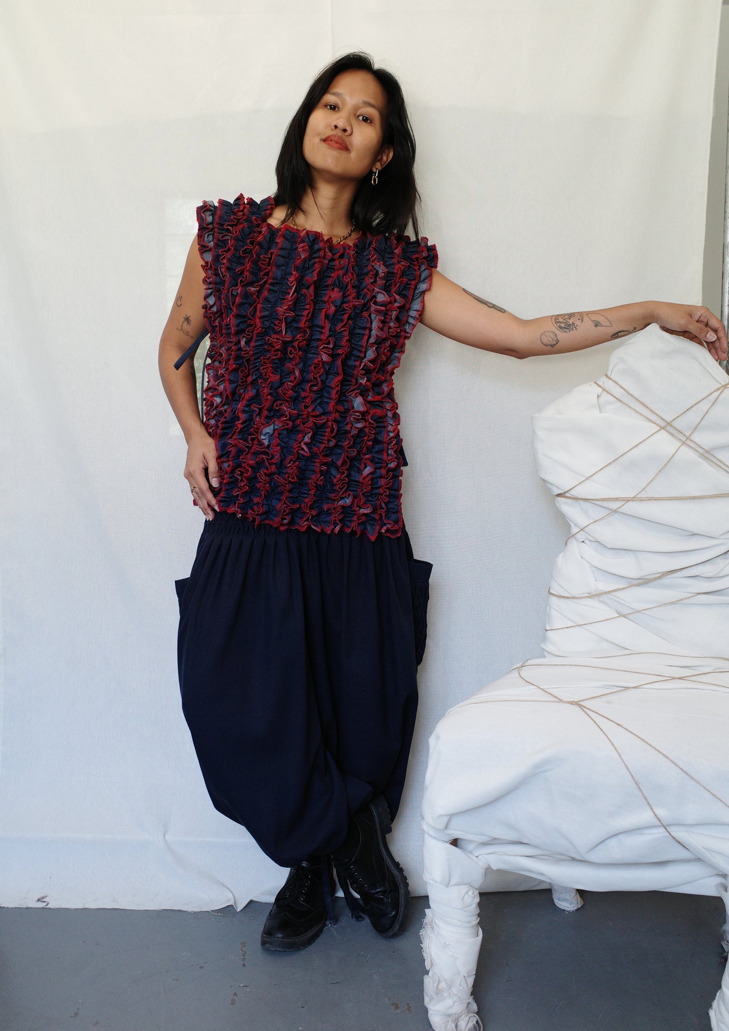 ruffle bib XL - soft maong navy + red