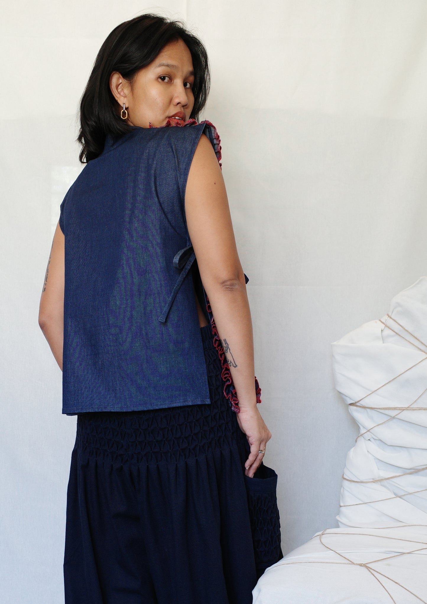 ruffle bib XL - soft maong navy + red