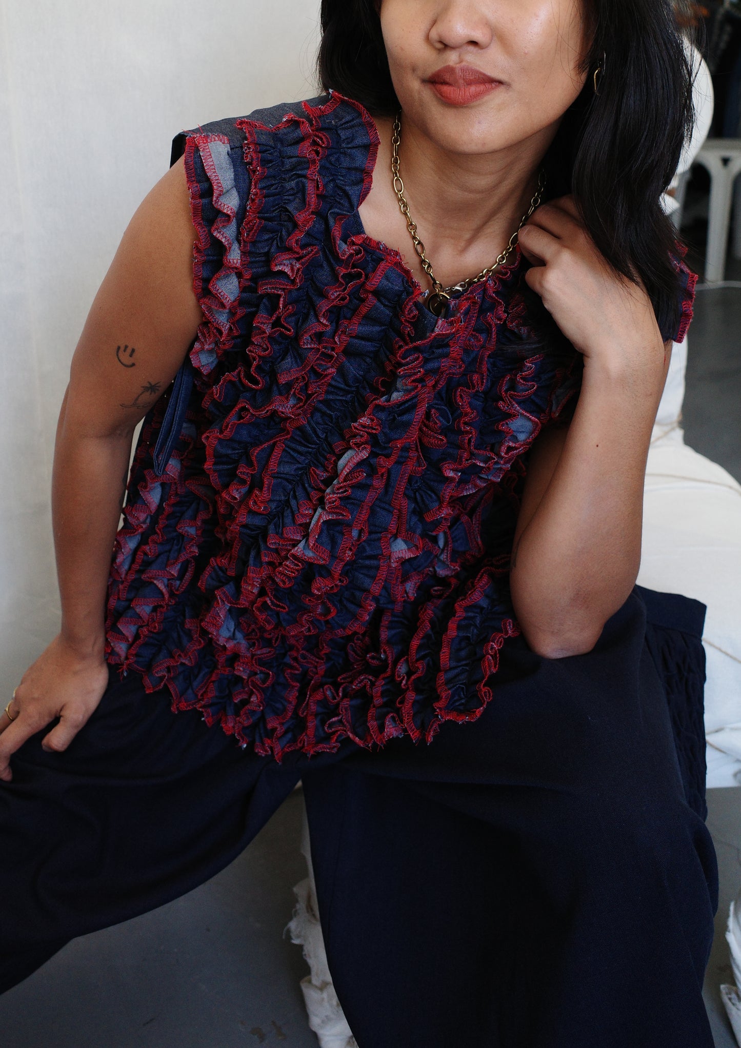 ruffle bib XL - soft maong navy + red