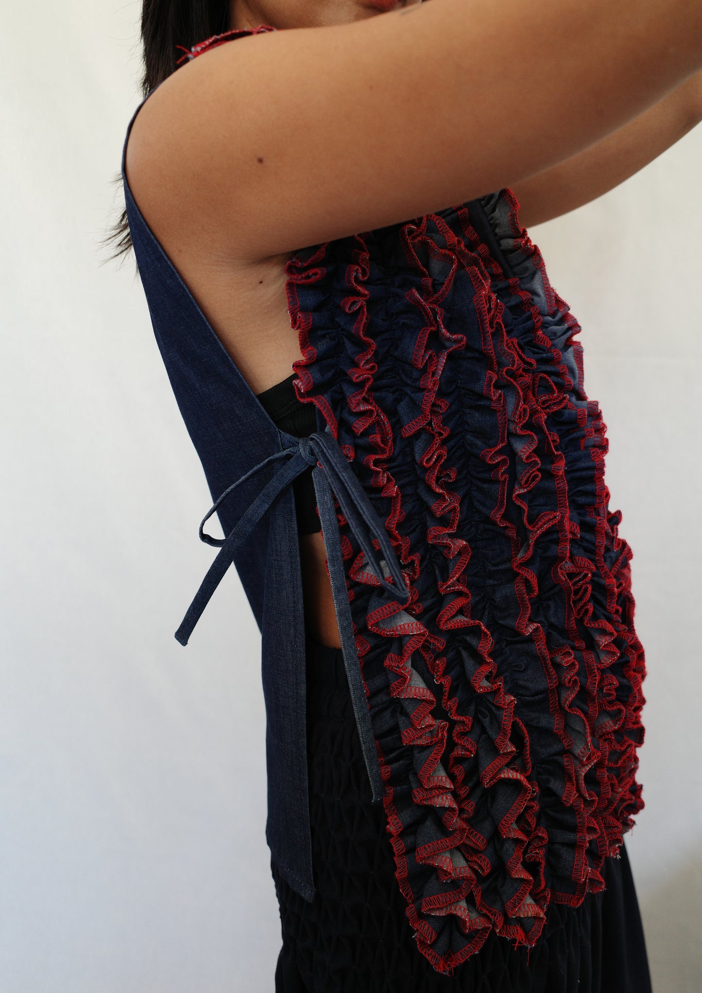 ruffle bib XL - soft maong navy + red
