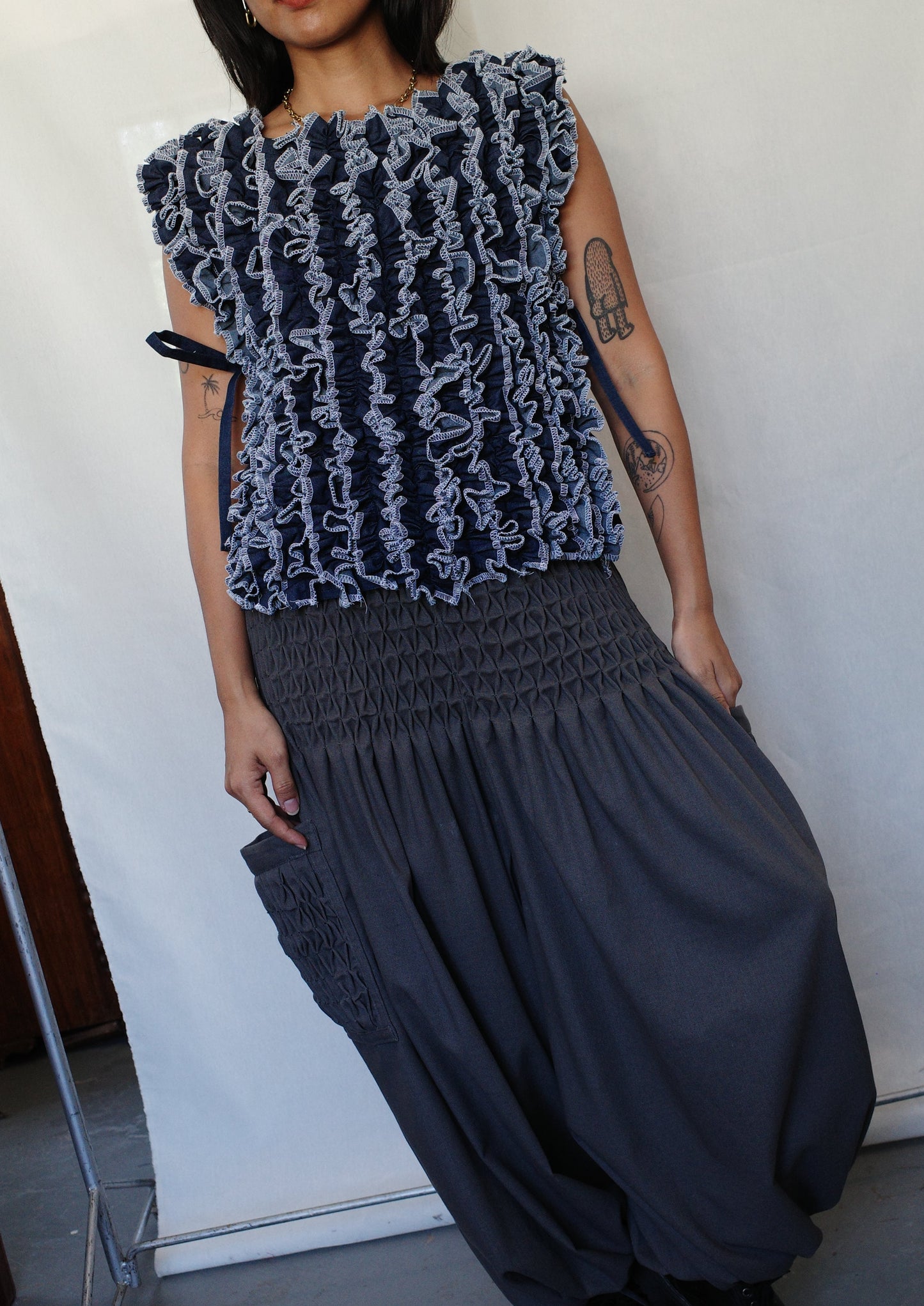 ruffle bib XL - soft maong navy + white