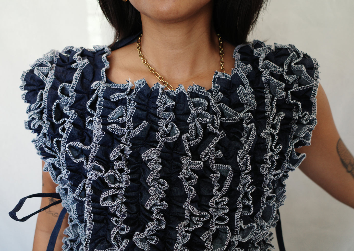 ruffle bib XL - soft maong navy + white