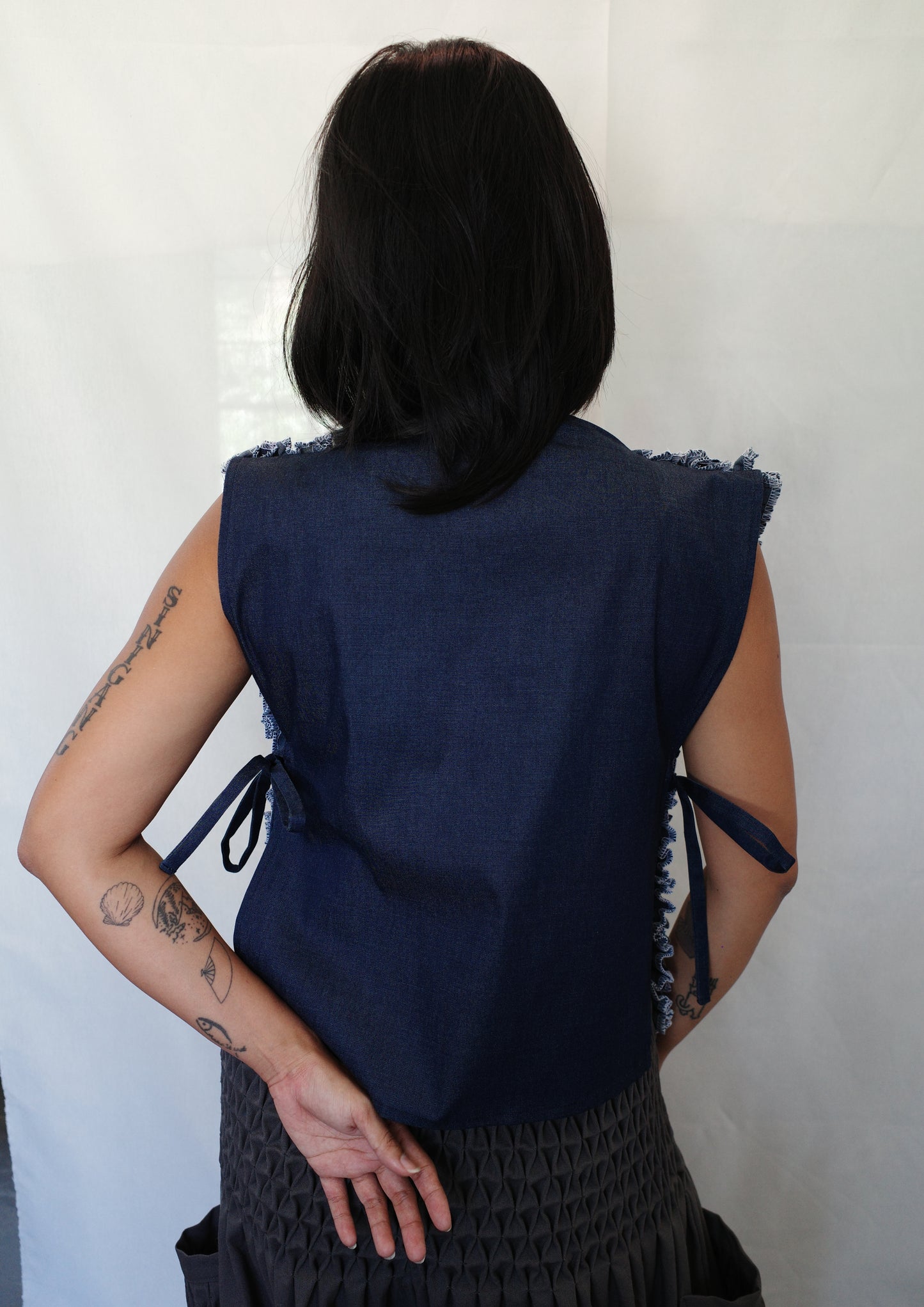 ruffle bib - soft maong navy + white